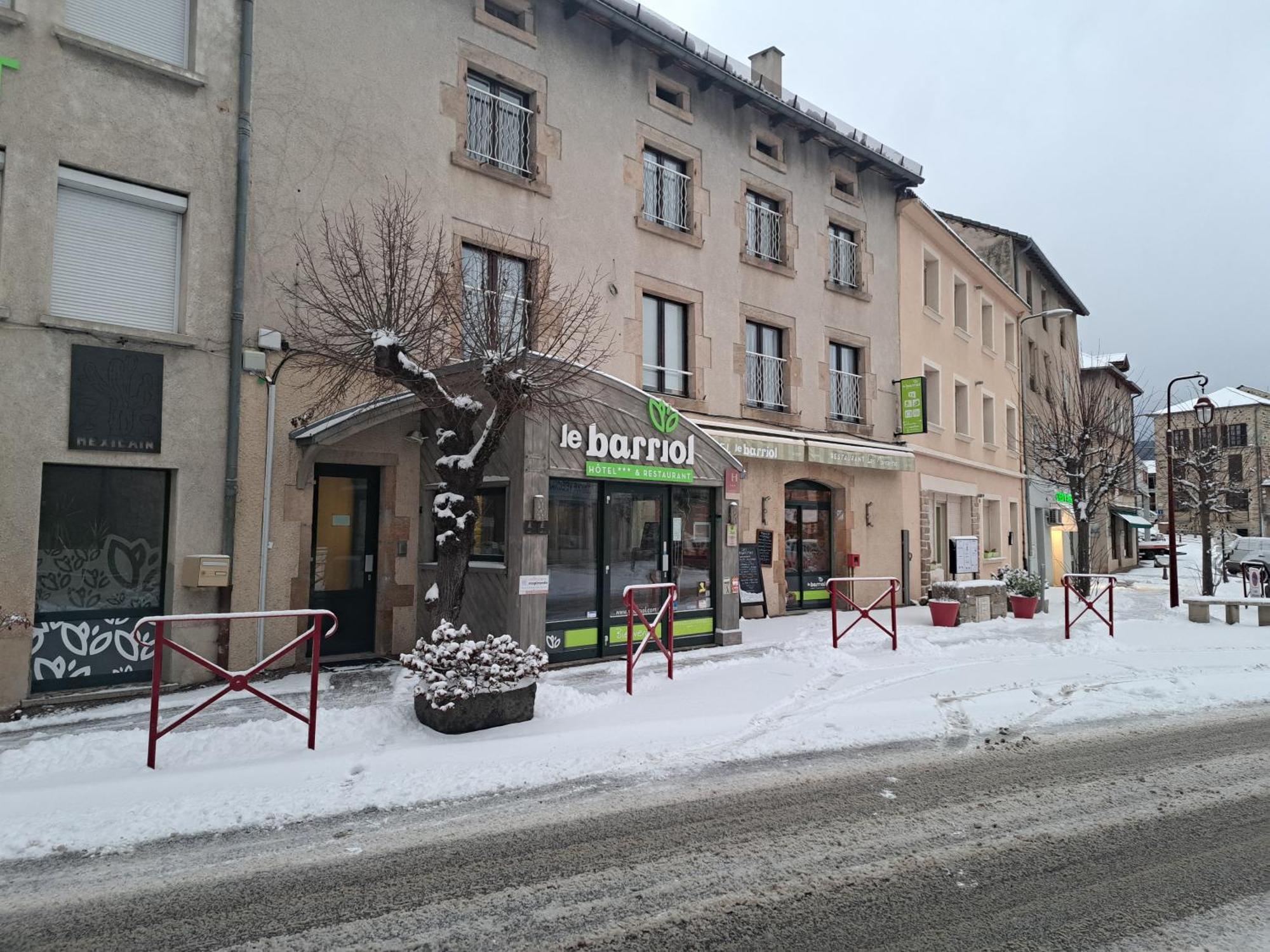 Hotel Le Barriol Saint-Julien-Chapteuil Exterior foto