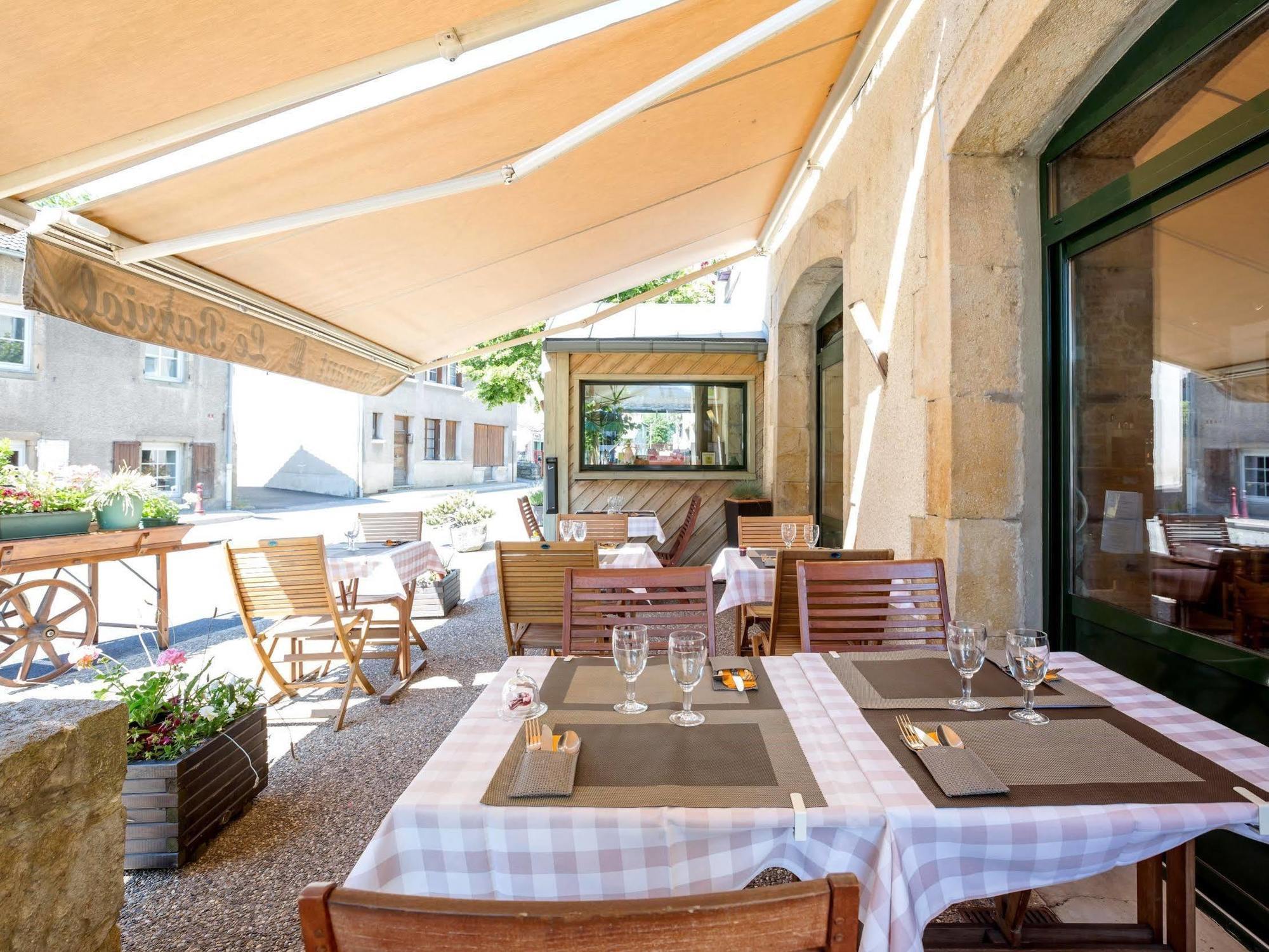 Hotel Le Barriol Saint-Julien-Chapteuil Exterior foto
